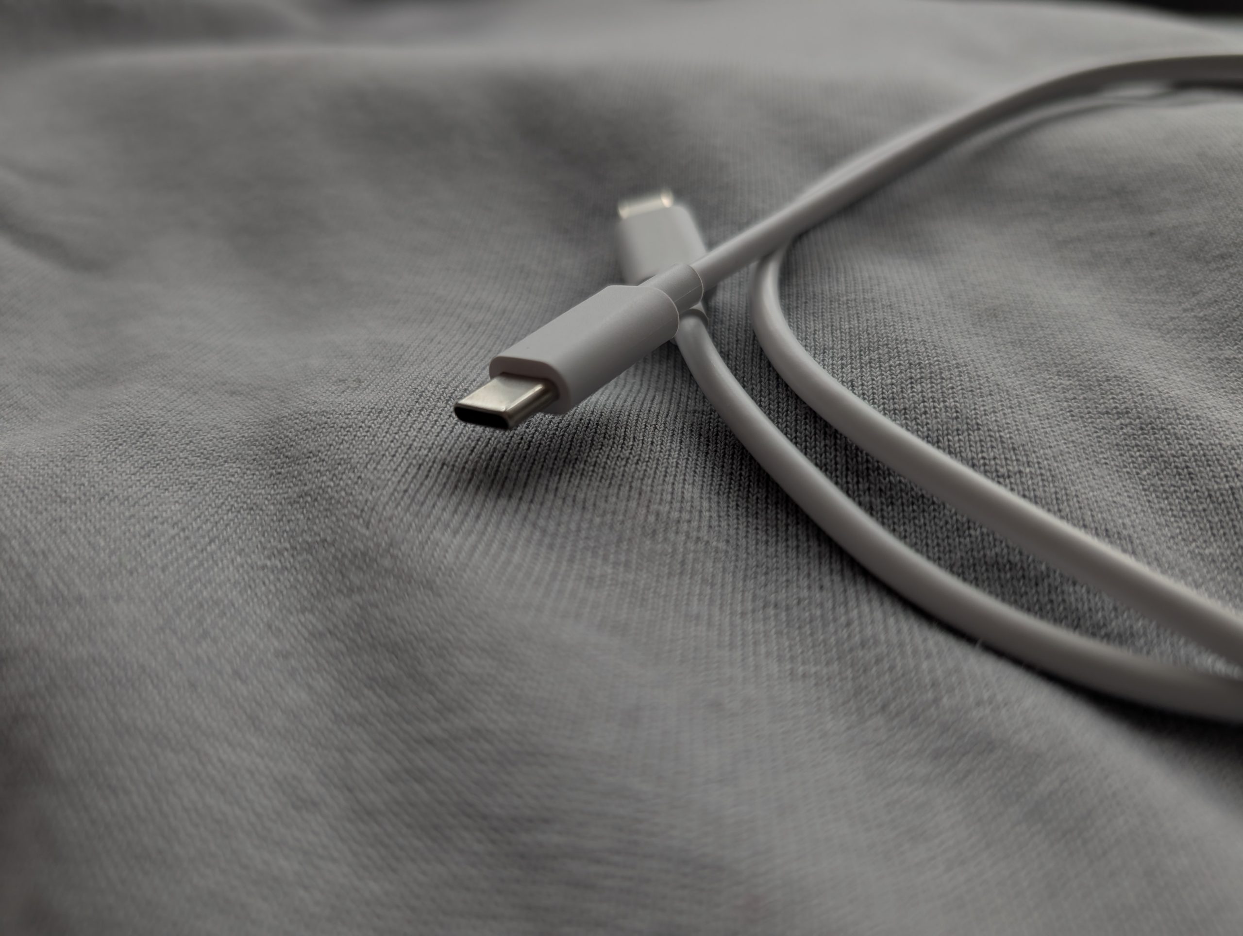 Google Pixel 10 Pro XL - Recenzja 55 Google Pixel 10 Pro XL - Biały kabel USB C 2.0 - USB C 2.0 - 3