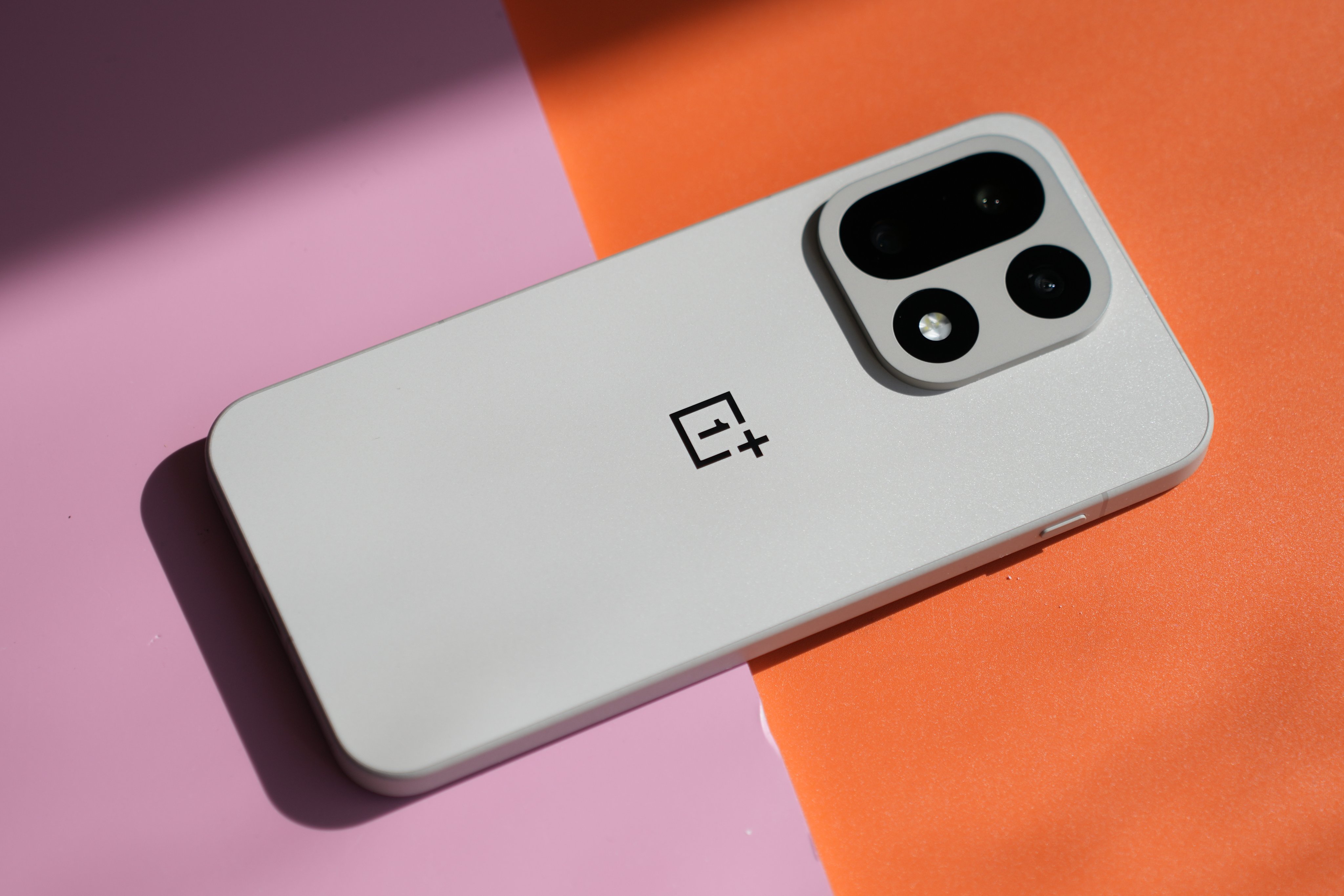 OnePlus 15 z rekordową baterią i błyskawicznym ładowaniem. Wiemy, kiedy premiera