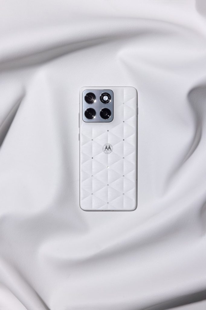 Edge 70 w odsłonie Pantone Colour of the Year 2026 oficjalnie! Motorola dodaje kryształy Swarovski 15 Edge 70 w odsłonie Pantone Colour of the Year 2026 oficjalnie! Motorola dodaje kryształy Swarovski