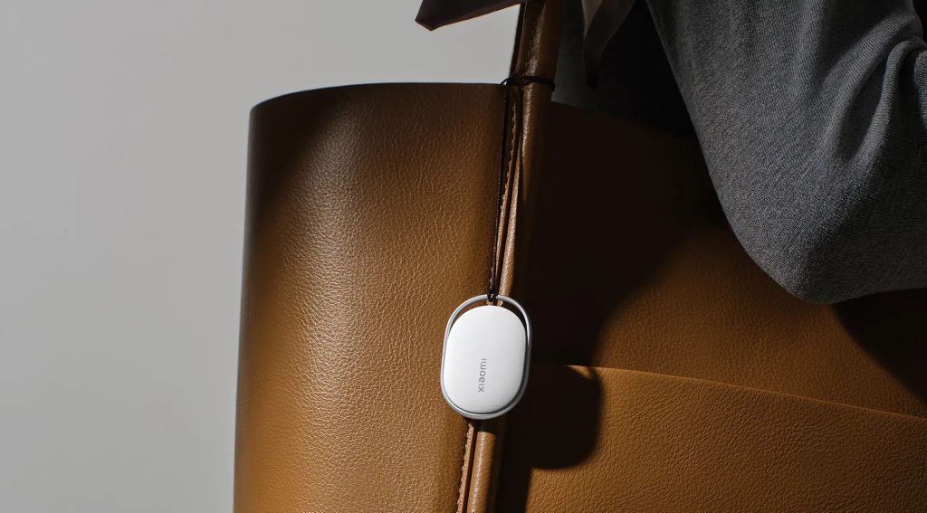 Choć Xiaomi Tag zapowiada się jako atrakcyjna i uniwersalna opcja, to pojawiają się też pierwsze ograniczenia. Najważniejszym jest brak łączności UWB w podstawowej wersji, która w droższych lokalizatorach pozwala na znacznie dokładniejsze określanie położenia przedmiotu. W części doniesień pojawia się jednak sugestia, że jedna z wersji urządzenia może tę technologię otrzymać, co wciąż pozostaje kwestią do potwierdzenia.

W praktyce oznacza to, że Xiaomi Tag prawdopodobnie będzie konkurował przede wszystkim ceną, kompatybilnością i integracją z ekosystemem, a nie maksymalną precyzją lokalizacji. Dla wielu użytkowników może to być wystarczające, ale osoby oczekujące funkcji znanych z droższych modeli mogą uznać to za kompromis.