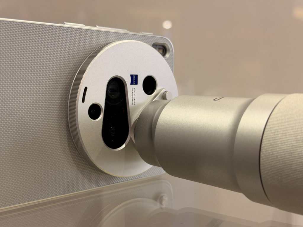 MWC 2026: vivo X300 Ultra z teleobiektywem 400 mm wychodzi poza Chiny! Czas na globalny debiut 13 MWC 2026: vivo X300 Ultra z teleobiektywem 400 mm wychodzi poza Chiny! Czas na globalny debiut