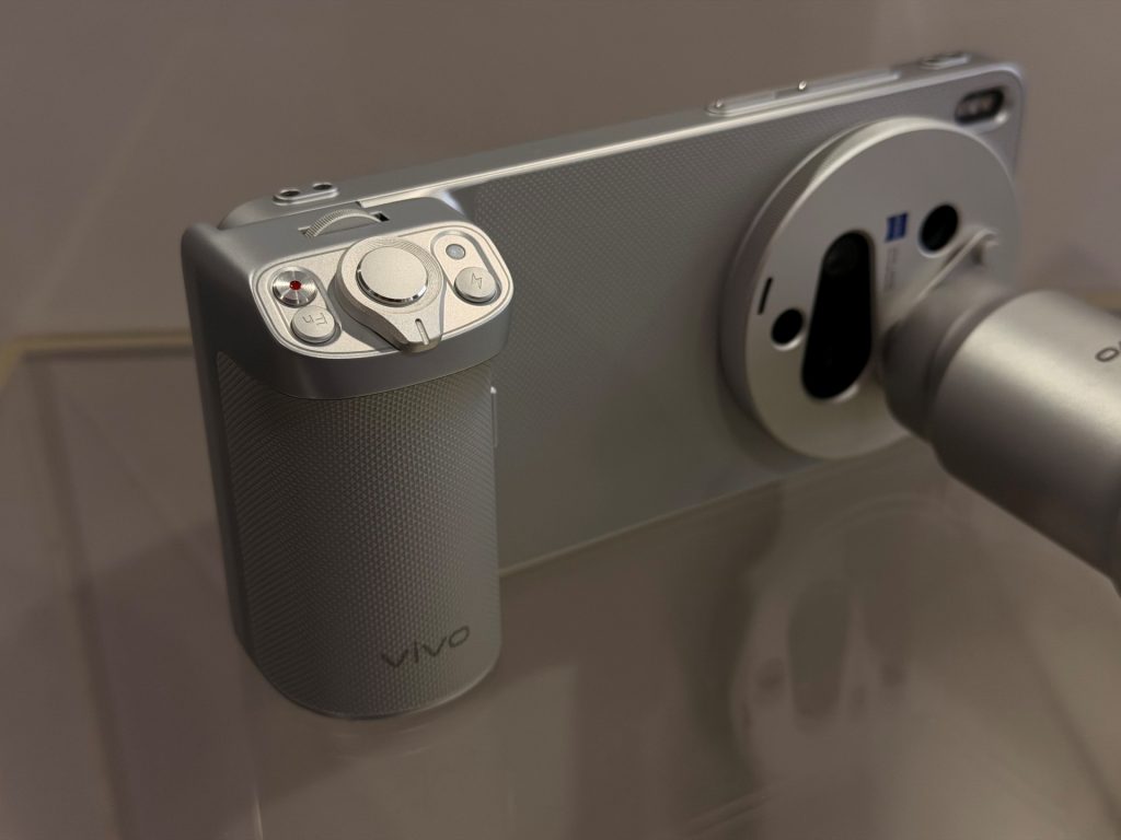 MWC 2026: vivo X300 Ultra z teleobiektywem 400 mm wychodzi poza Chiny! Czas na globalny debiut 14 MWC 2026: vivo X300 Ultra z teleobiektywem 400 mm wychodzi poza Chiny! Czas na globalny debiut