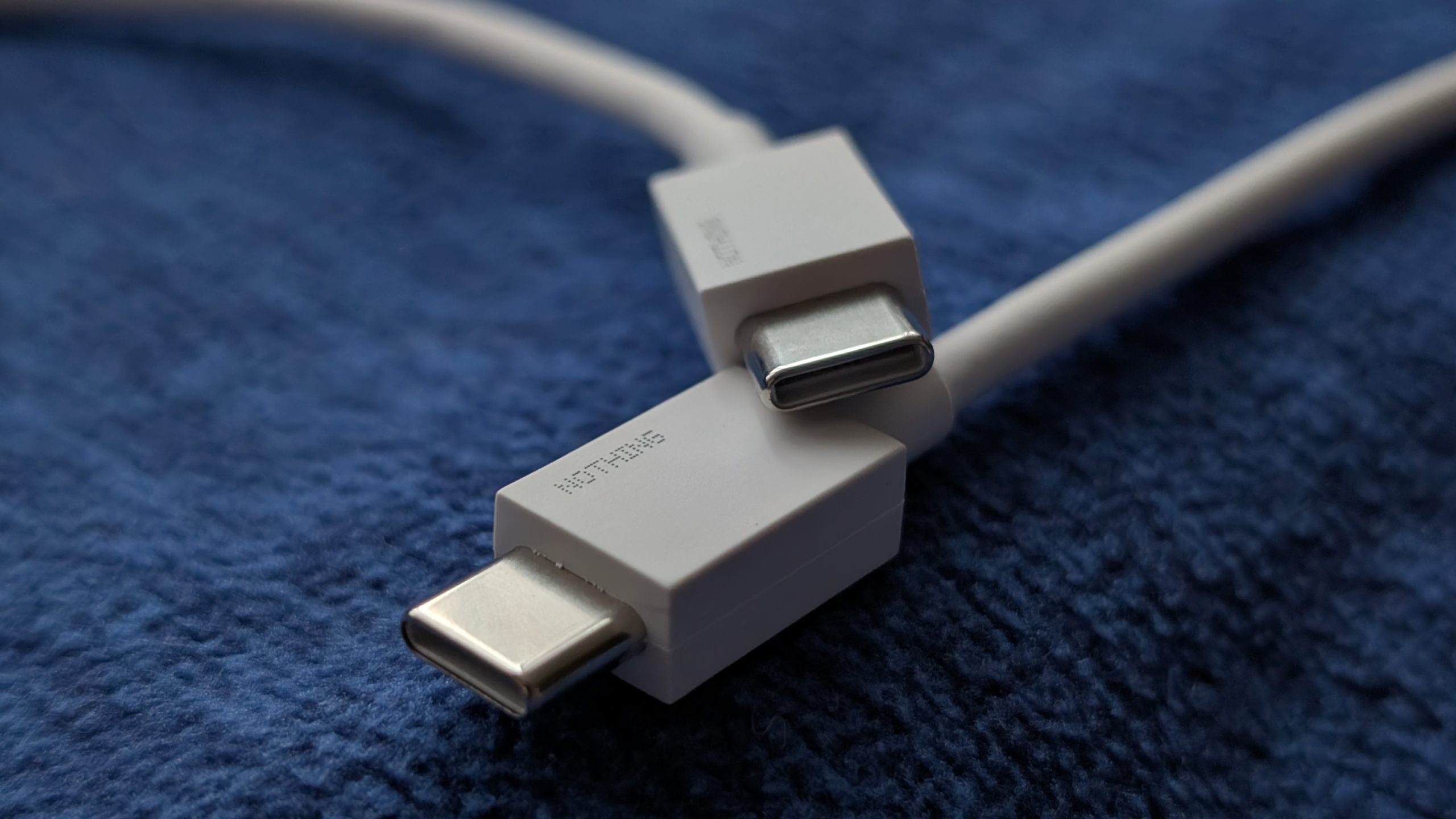 Nothing Phone (4a) - Recenzja 55 Nothing Phone (4a) - Biały kabel USB C 2.0 - USB C 2.0 - 1