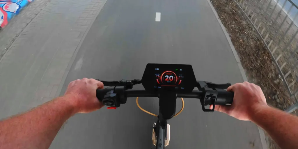 Test NAVEE ST5 Max: Hulajnoga elektryczna typu „gravel”, która wnosi elegancję w lekki teren 12 Test NAVEE ST5 Max: Hulajnoga elektryczna typu „gravel”, która wnosi elegancję w lekki teren
