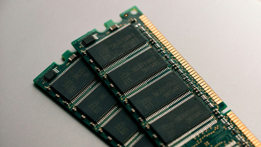 Apple patrzy na chińskie pamięci, a Samsung przyspiesza produkcję. Stawka jest ogromna 12 Apple patrzy na chińskie pamięci, a Samsung przyspiesza produkcję. Stawka jest ogromna