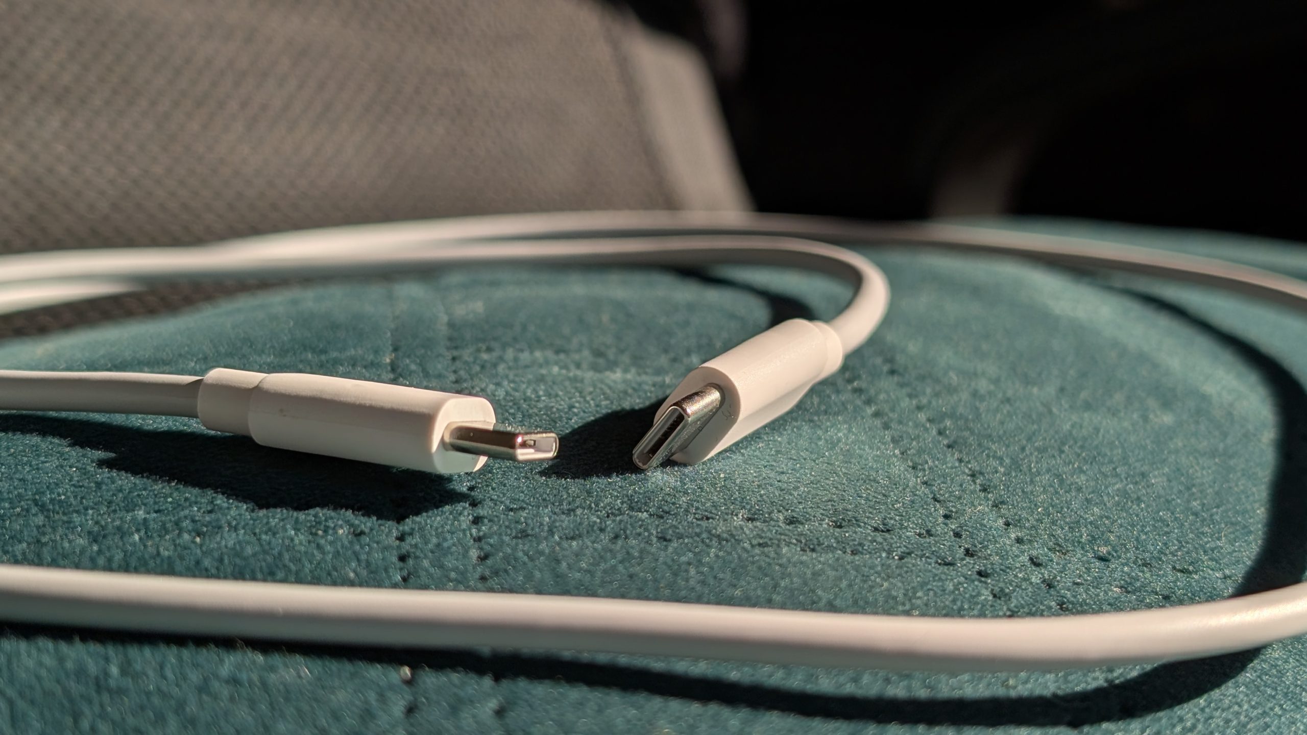 Nothing Phone (4b) - Recenzja 58 Nothing Phone (4b) - Biały kabel USB C 2.0 - USB C 2.0 - 1