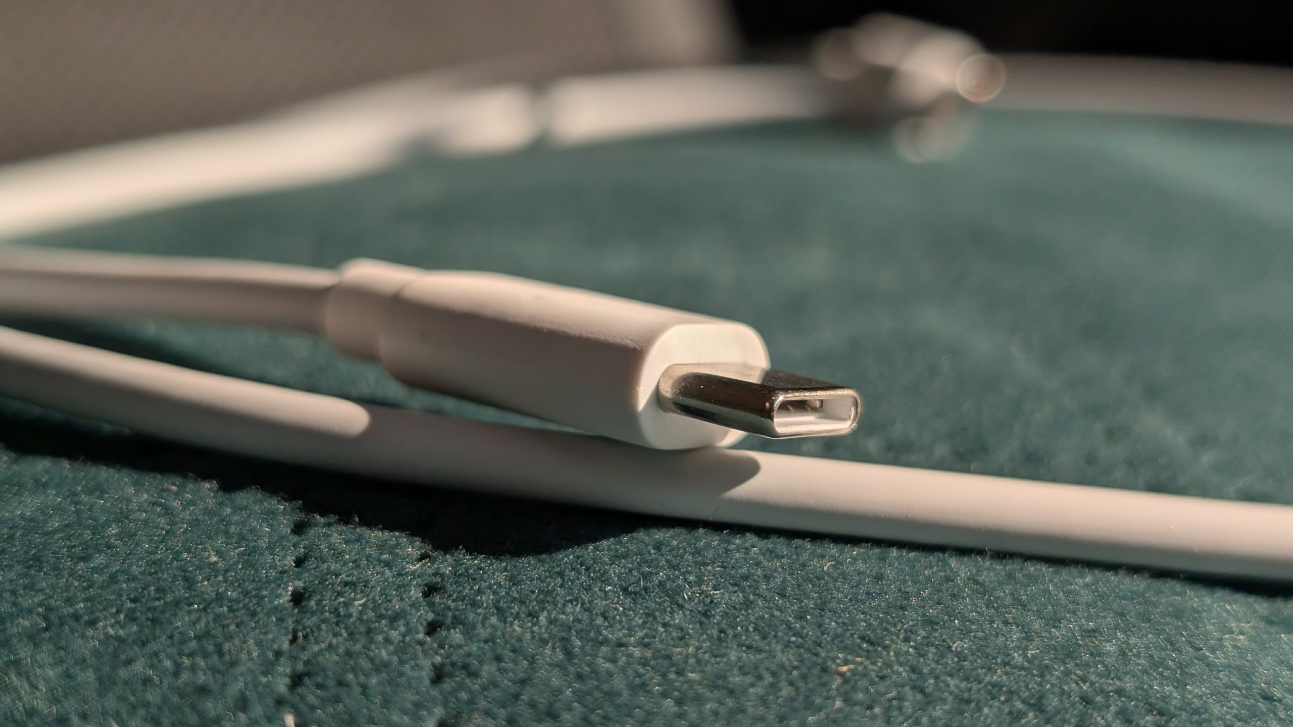 Nothing Phone (4b) - Recenzja 59 Nothing Phone (4b) - Biały kabel USB C 2.0 - USB C 2.0 - 2