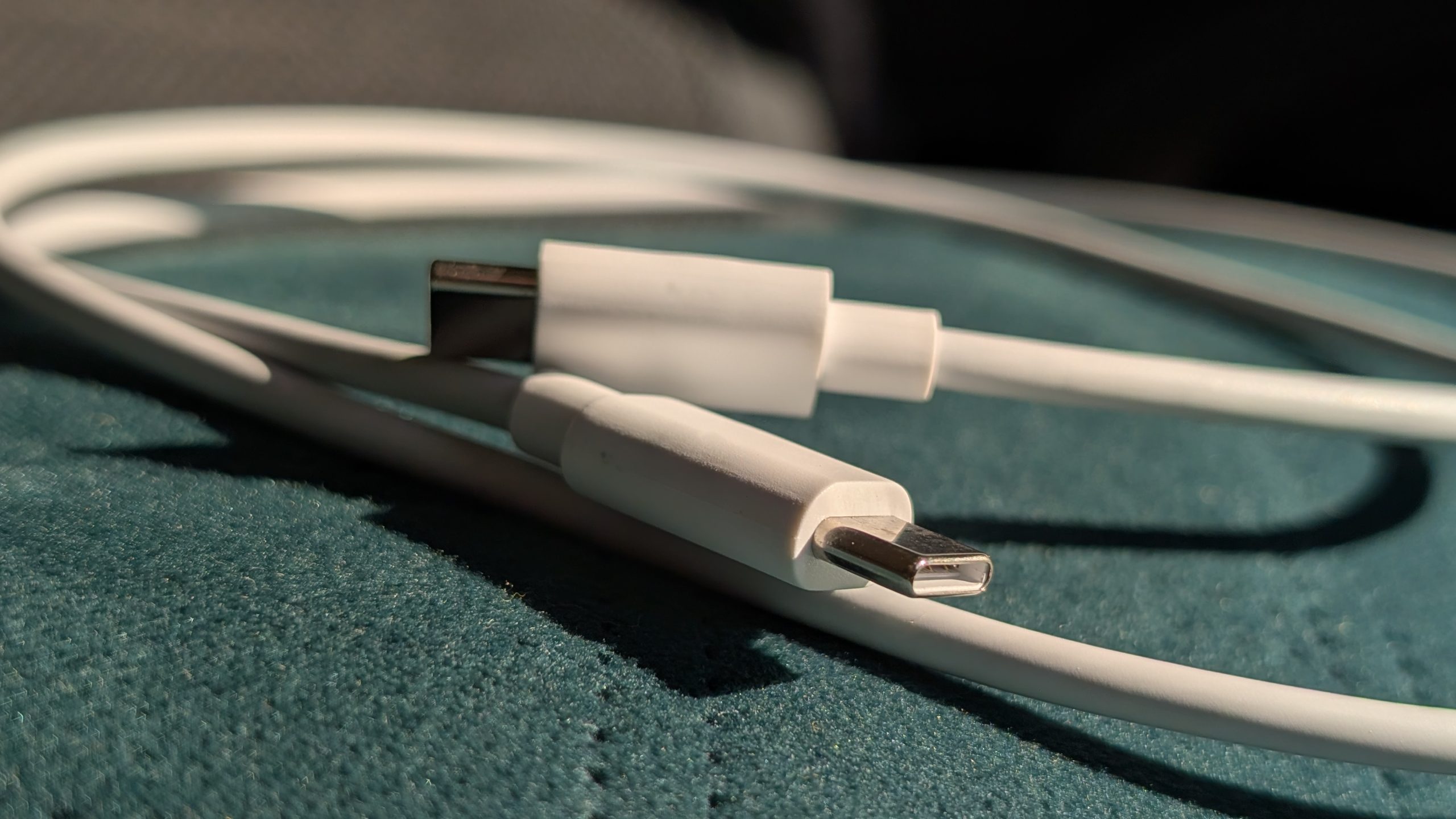 Nothing Phone (4b) - Recenzja 60 Nothing Phone (4b) - Biały kabel USB C 2.0 - USB C 2.0 - 3