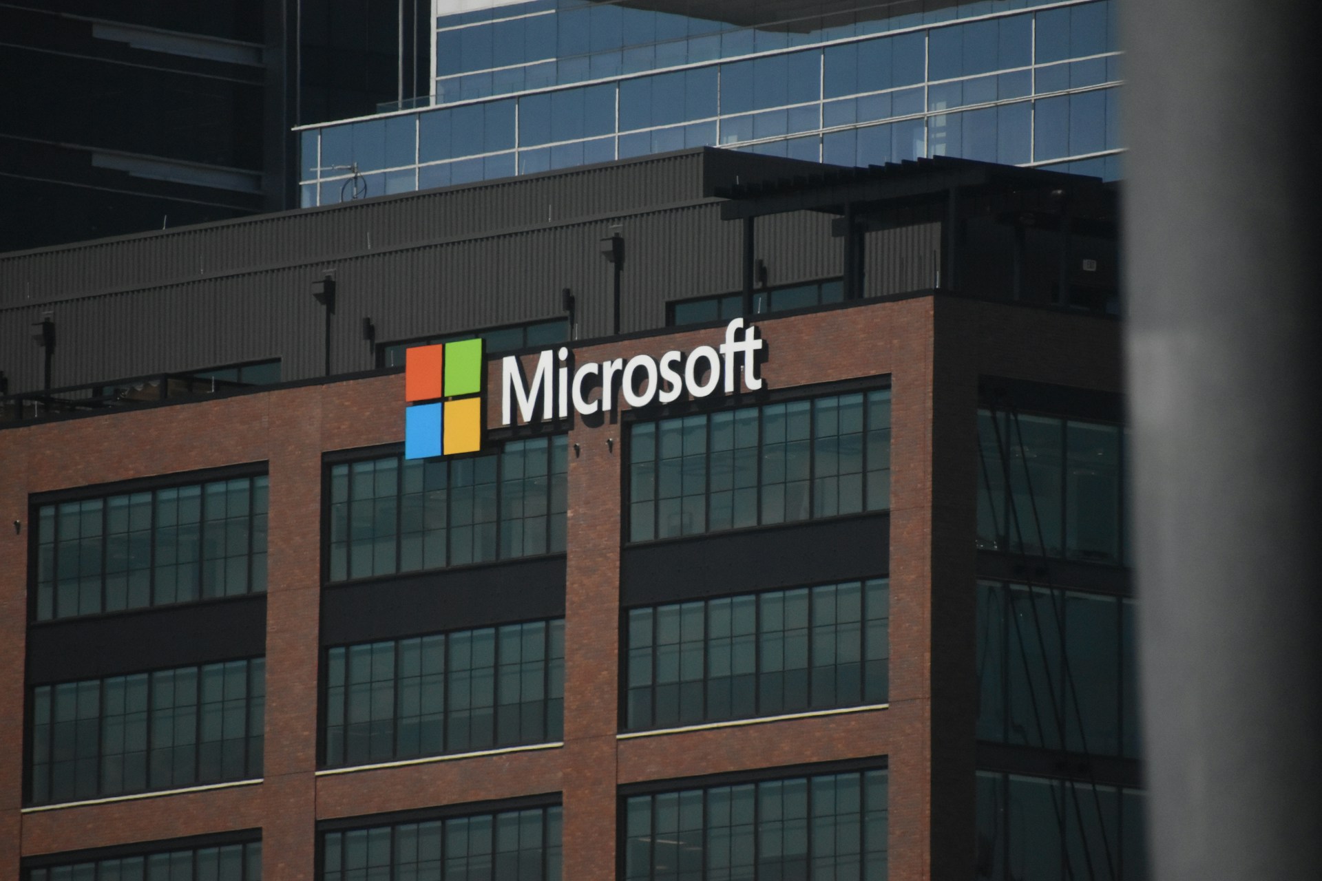 Microsoft dokłada kolejny problem producentom. Laptopy i pecety mogą podrożeć