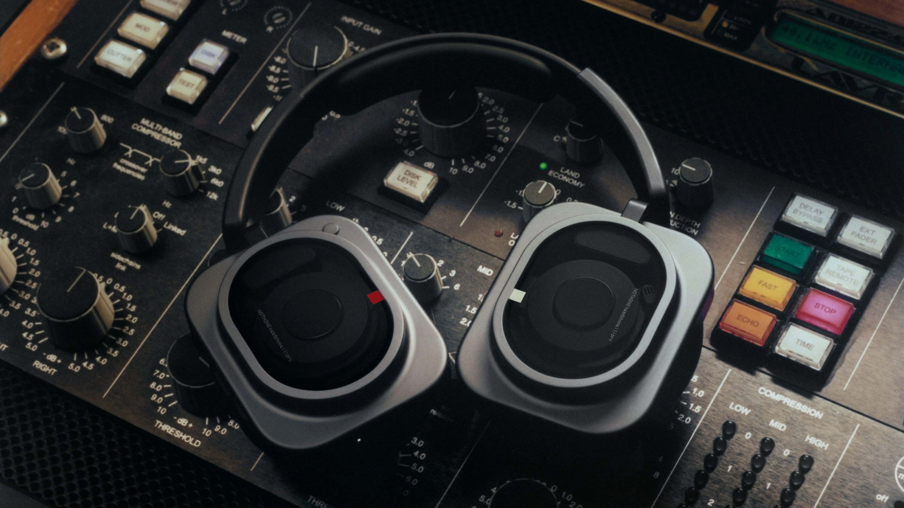 Nothing Headphone (1) Pro debiutują w Polsce. To słuchawki dla fanów dobrego dźwięku